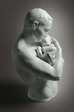 Carica l&#39;immagine nel visualizzatore di Gallery, Figura in porcellana bianca opaca di un padre che abbraccia suo figlio. CODICE 01009215