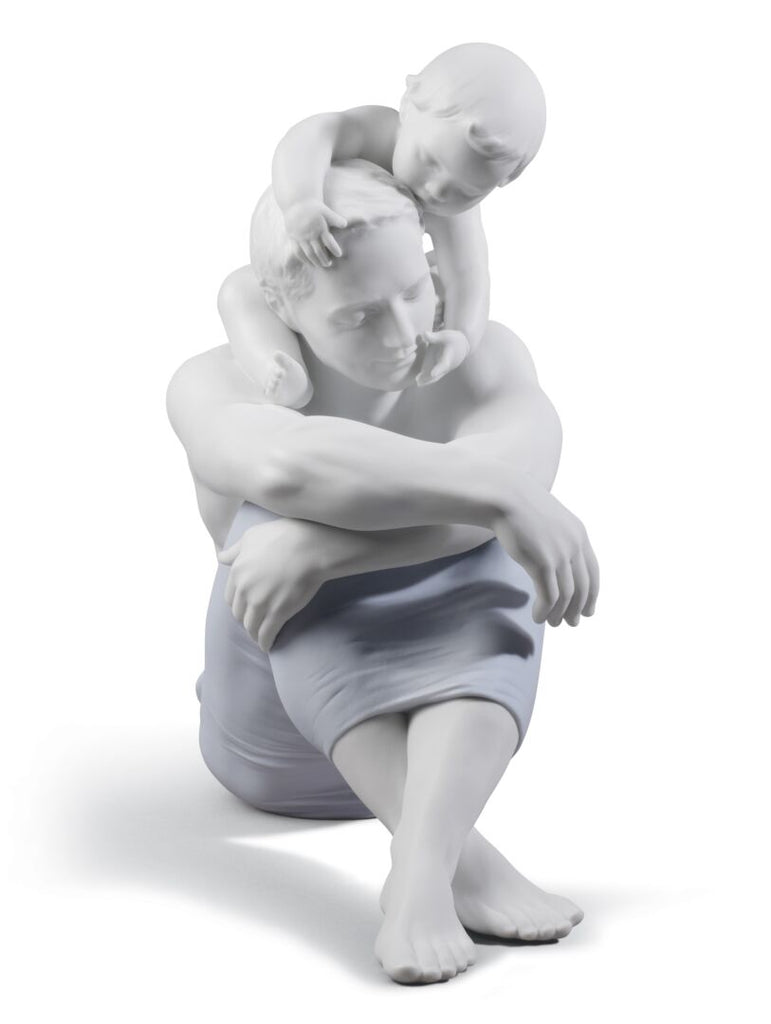 Figura in porcellana bianca opaca di un padre con il figlio sulle spalle Ref.  01008783
