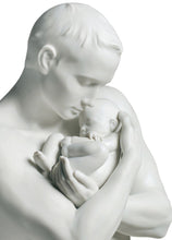 Carica l&#39;immagine nel visualizzatore di Gallery, Figura in porcellana bianca opaca di un padre che abbraccia suo figlio. CODICE 01009215