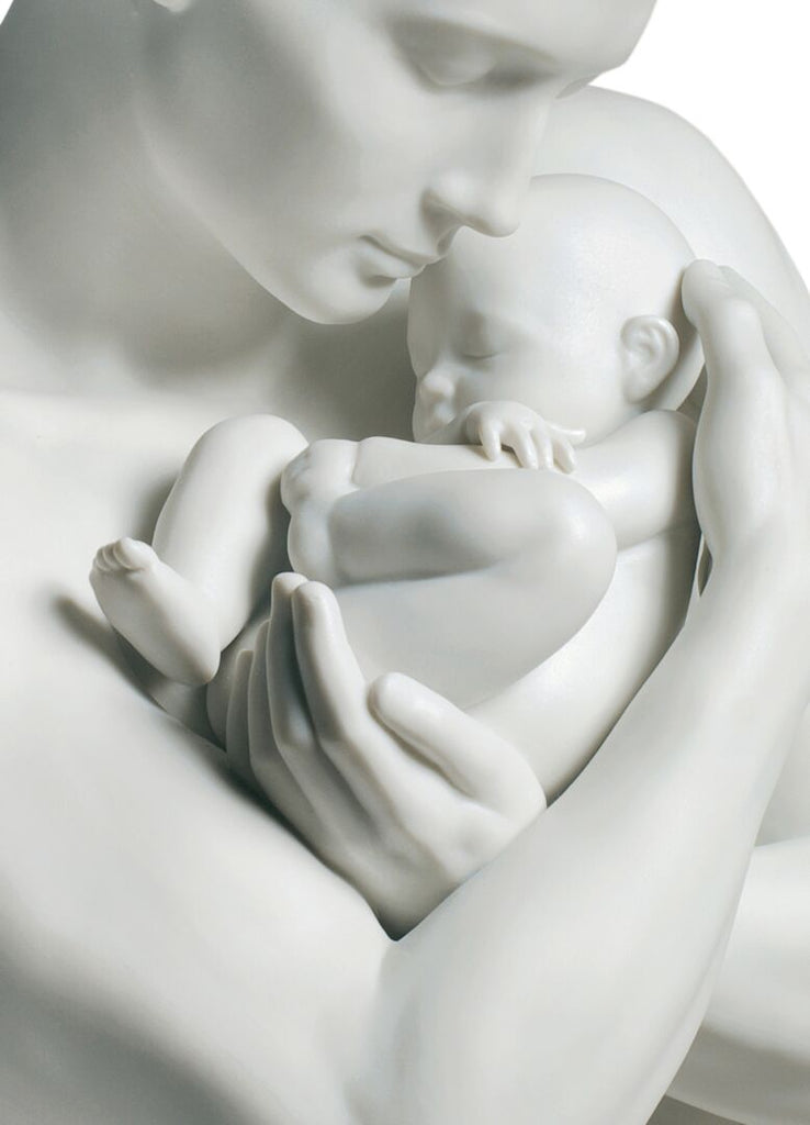 Figura in porcellana bianca opaca di un padre che abbraccia suo figlio. CODICE 01009215
