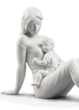 Carica l&#39;immagine nel visualizzatore di Gallery, Figurina L&#39;amore di una madre. Bianco opaco CODICE 01009337