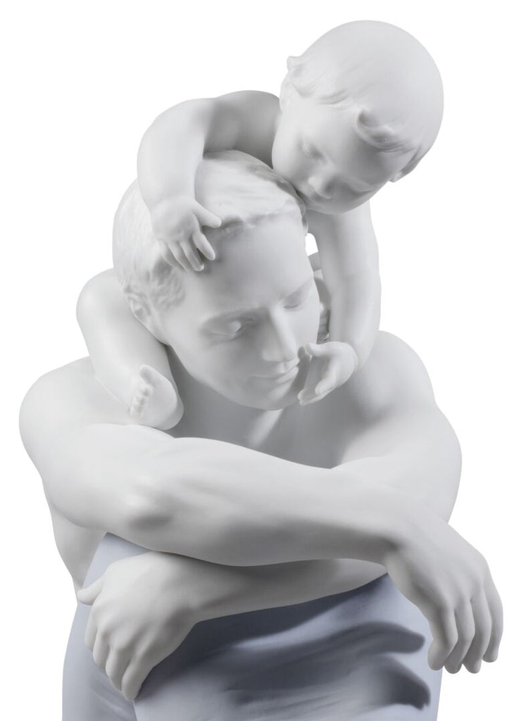 Figura in porcellana bianca opaca di un padre con il figlio sulle spalle Ref.  01008783