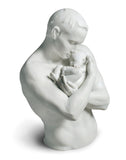 Figura in porcellana bianca opaca di un padre che abbraccia suo figlio. CODICE 01009215